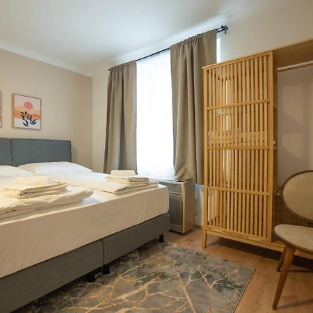 Stephansplatz View: Spacious 2-Bedroom with Balcony Vienna Exterior photo