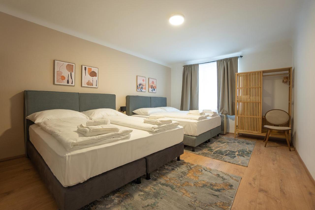 Stephansplatz View: Spacious 2-Bedroom with Balcony Vienna Exterior photo
